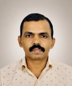 alt="പ്രദീപൻ എം എം -ലൈബ്രേറിയൻ"