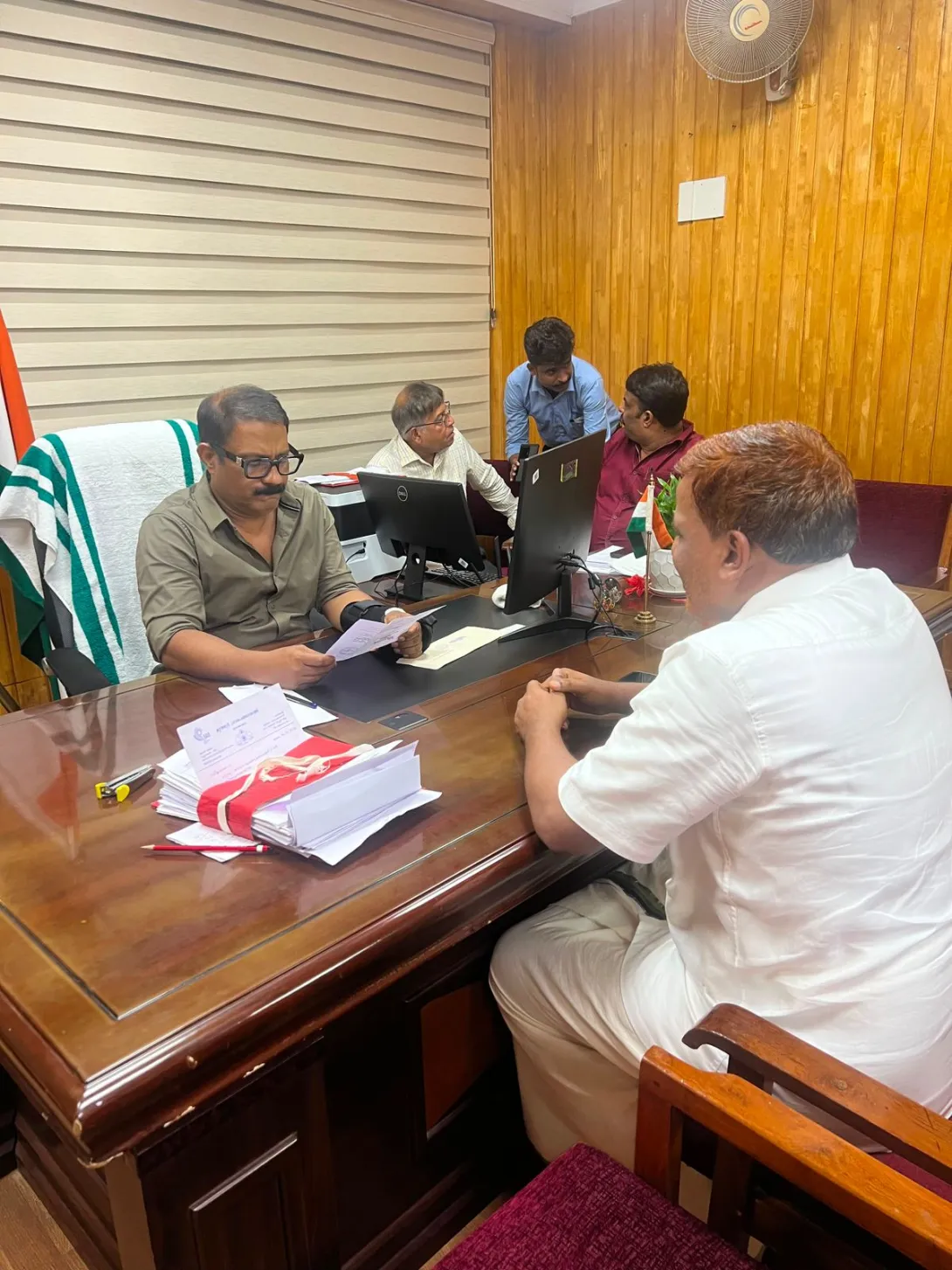 പഞ്ചായത്തിൻ്റെ വിവിധ പദ്ധതികൾ അനുവദിച്ച് തരണമെന്നാശ്യപ്പെട്ട് കൊണ്ടുള്ള അപേക്ഷ ബഹു. തദ്ദേശസ്വയംഭരണ വകുപ്പ് മന്ത്രി കെ.എം ഷാജി അവർകൾക്ക് പഞ്ചായത്ത് പ്രസിഡണ്ട് ഗഫൂർ മൂലശ്ശേരി മന്ത്രിയുടെ ഓഫീസിൽ വെച്ച് നൽകുന്നു.