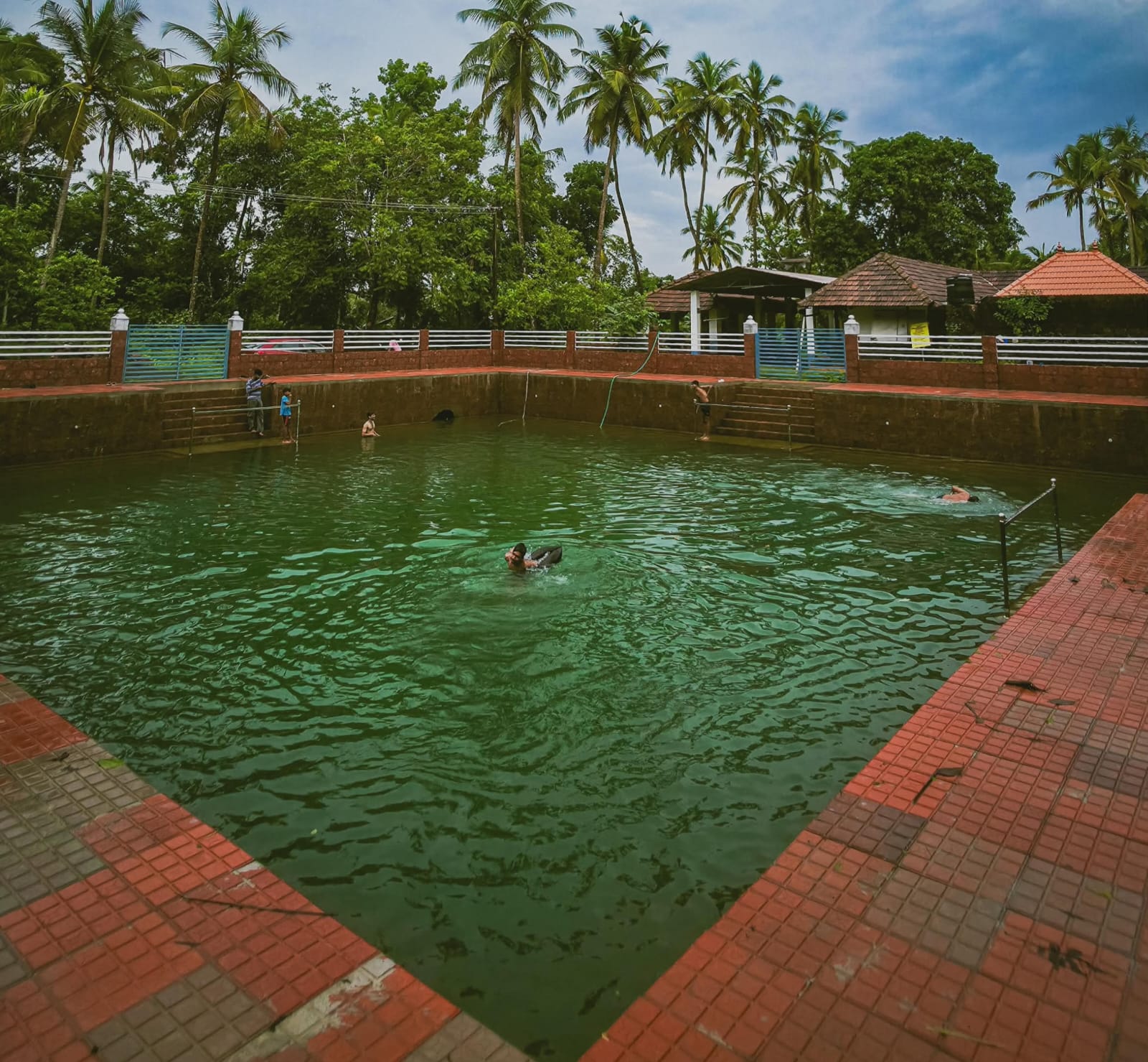 തെരൂര്‍ അമ്പലക്കുളം