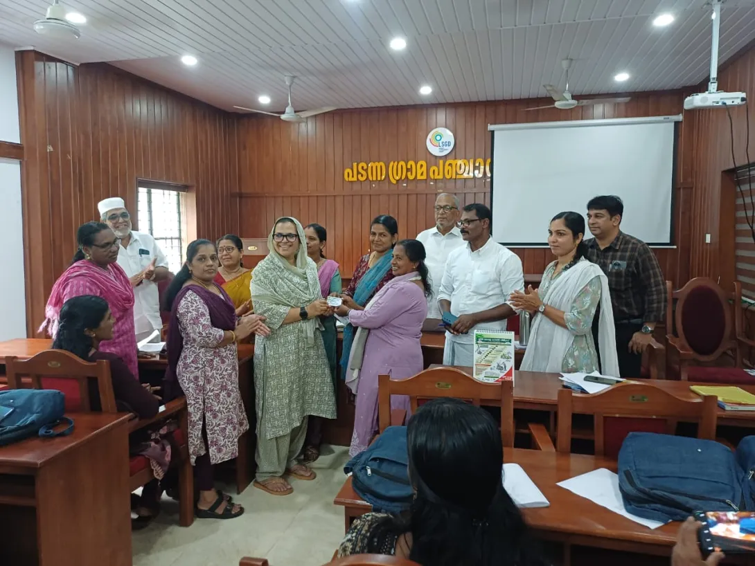ഹരിത കർമ്മ സേന അംഗങ്ങൾക്ക് ഇൻഷുറൻസ് കാർഡ് പഞ്ചായത്ത് പ്രസിഡണ്ട് പി.സി.സുബൈദ വിതരണം ചെയ്യുന്നു  